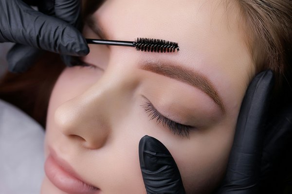 Maquillage semi-permanent des sourcils : découvrez les techniques clés